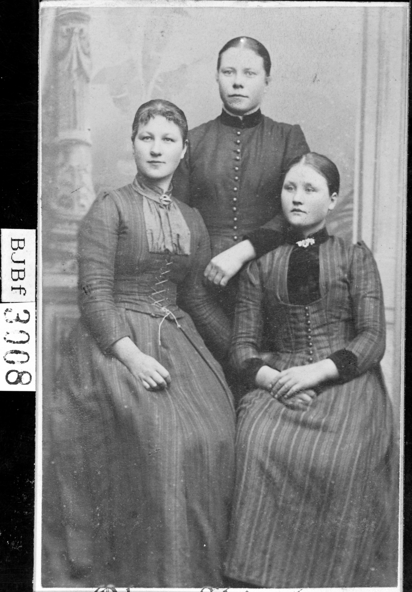 Ateliefoto av tre unge kvinner