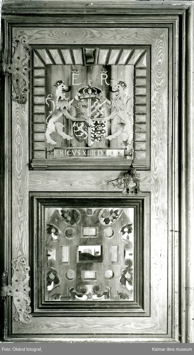 Kalmar slott: Kungsmakets dörr utsidan.
På vissa plåtar har Martin Olsson klistrat eltejp för att markera hur bilden skulle beskäras i boken.
