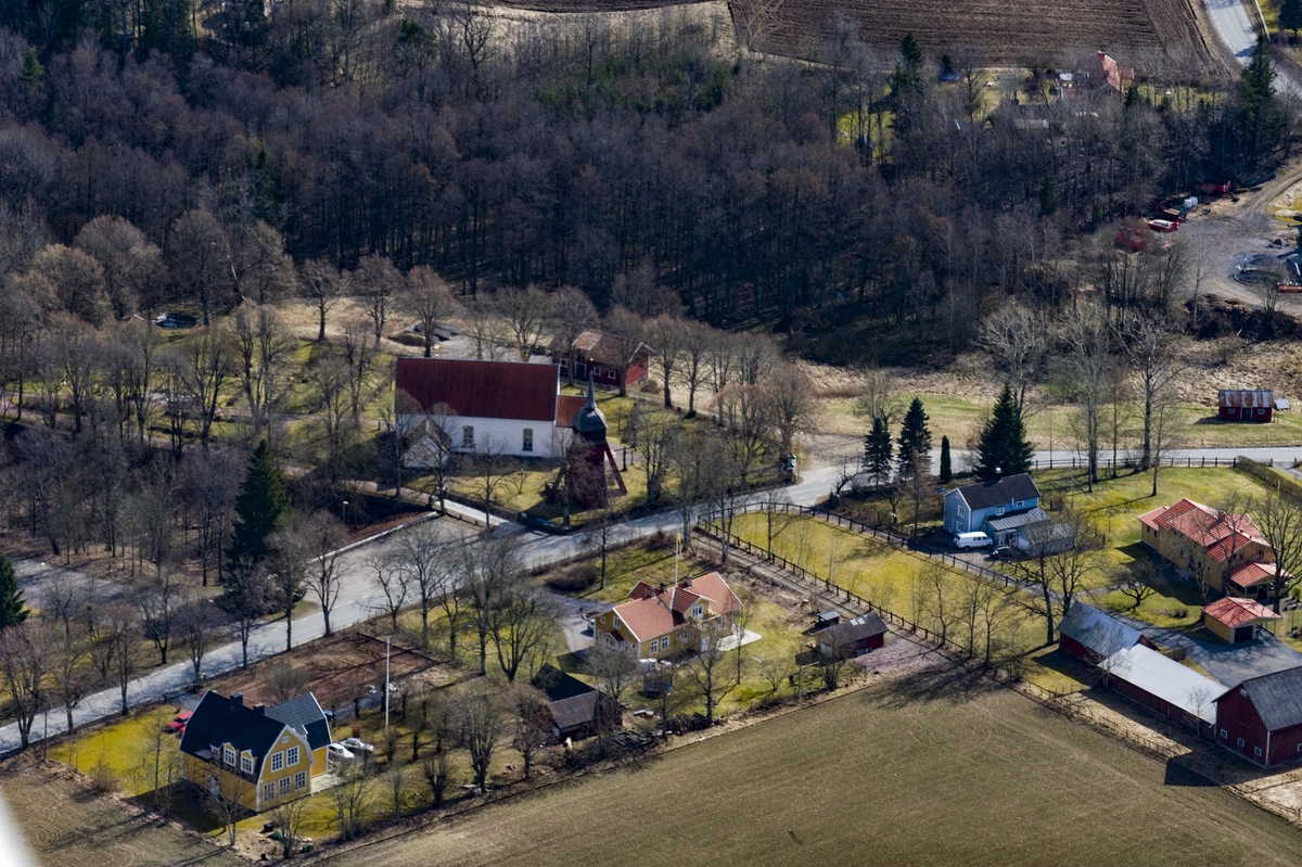 Flygfoto över Sandseryds kyrka i Jönköpings kommun.