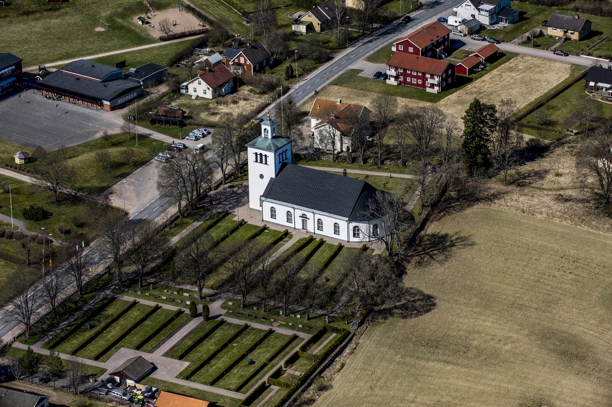 Flygfoto över Skede kyrka i Vetlanda kommun.