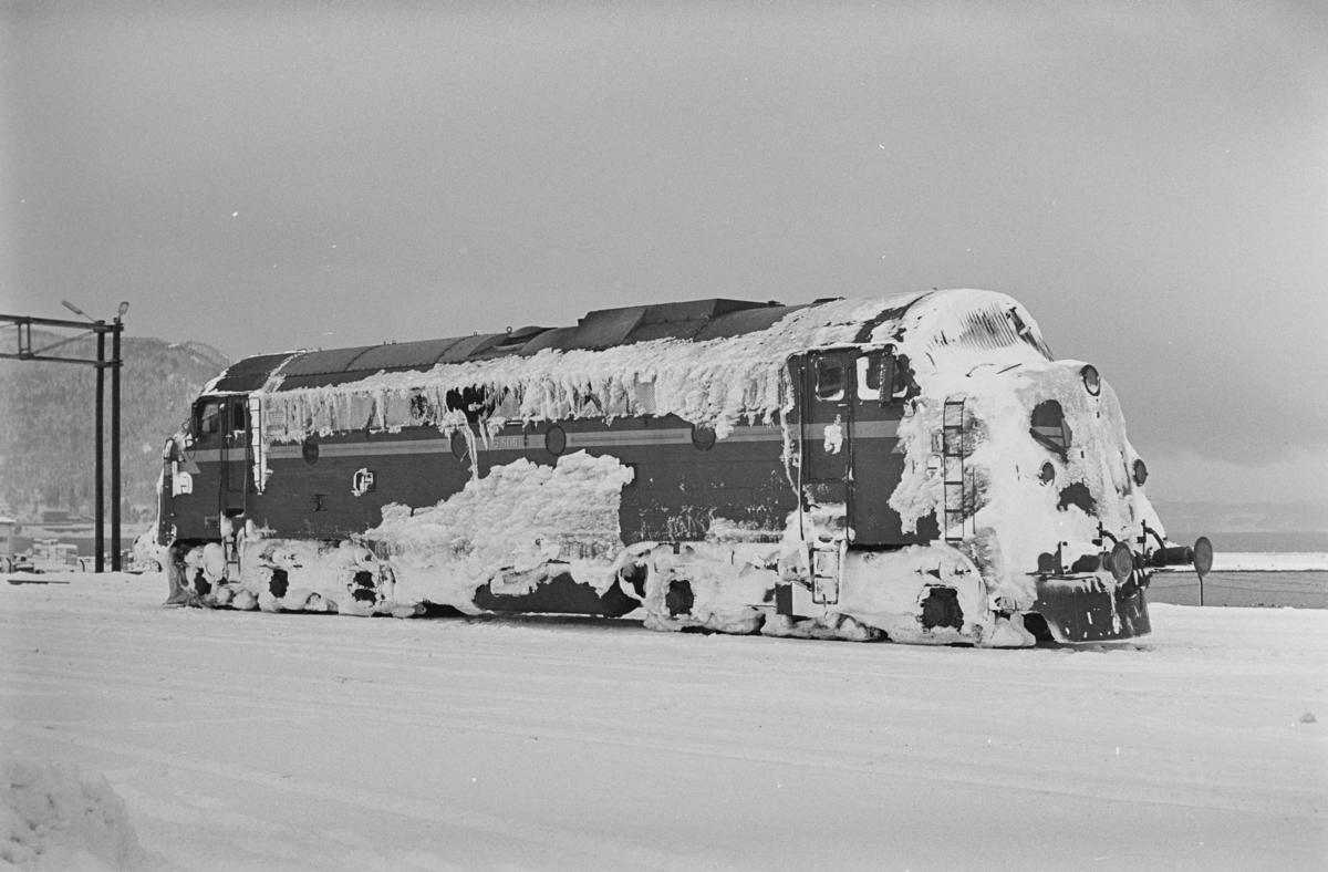 Diesellokomotiv type Di 3 nr. 605 på Trondheim stasjon. Lokomotivet har nettopp ankommet med tog fra Nordlandsbanen.