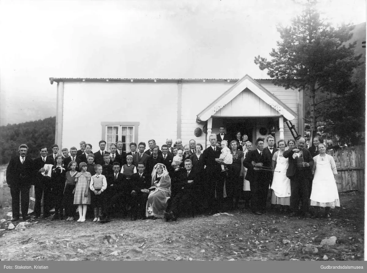 Bryllaupet til Peder Høgvoll (f. 1912) og Alma Høgvoll (f. Bruheim 1916) i Asplund 1935