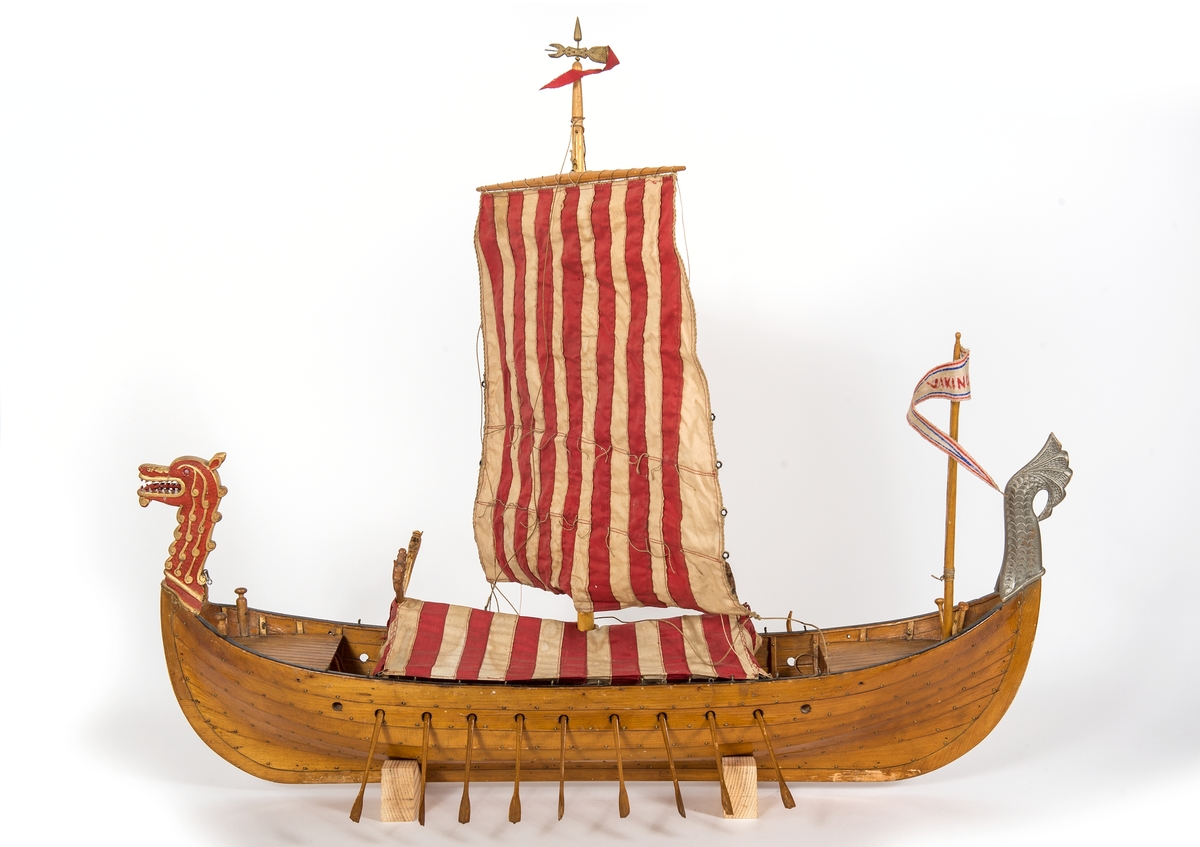 Modell av vikinga långskepp. Enligt uppgift ska skeppet föreställa "Leif Erikssons långskepp” och har varit utställd i Chicago omkring sekelskiftet 1900.
10 st åror, 2 rödas sköldar, 2 guldfärgade sköldar, 1 lösbom. Träskrå.