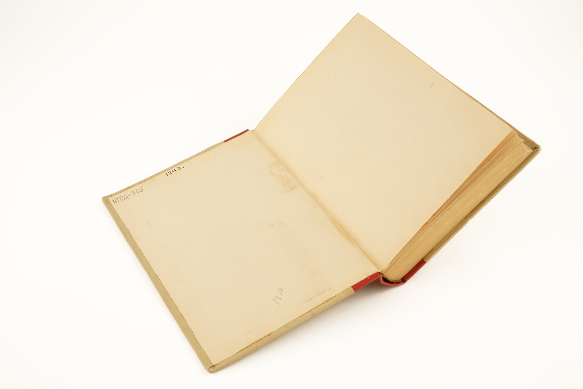 Uthulet bok av grå papp og rød papirrygg. (Kripi-innbundet).