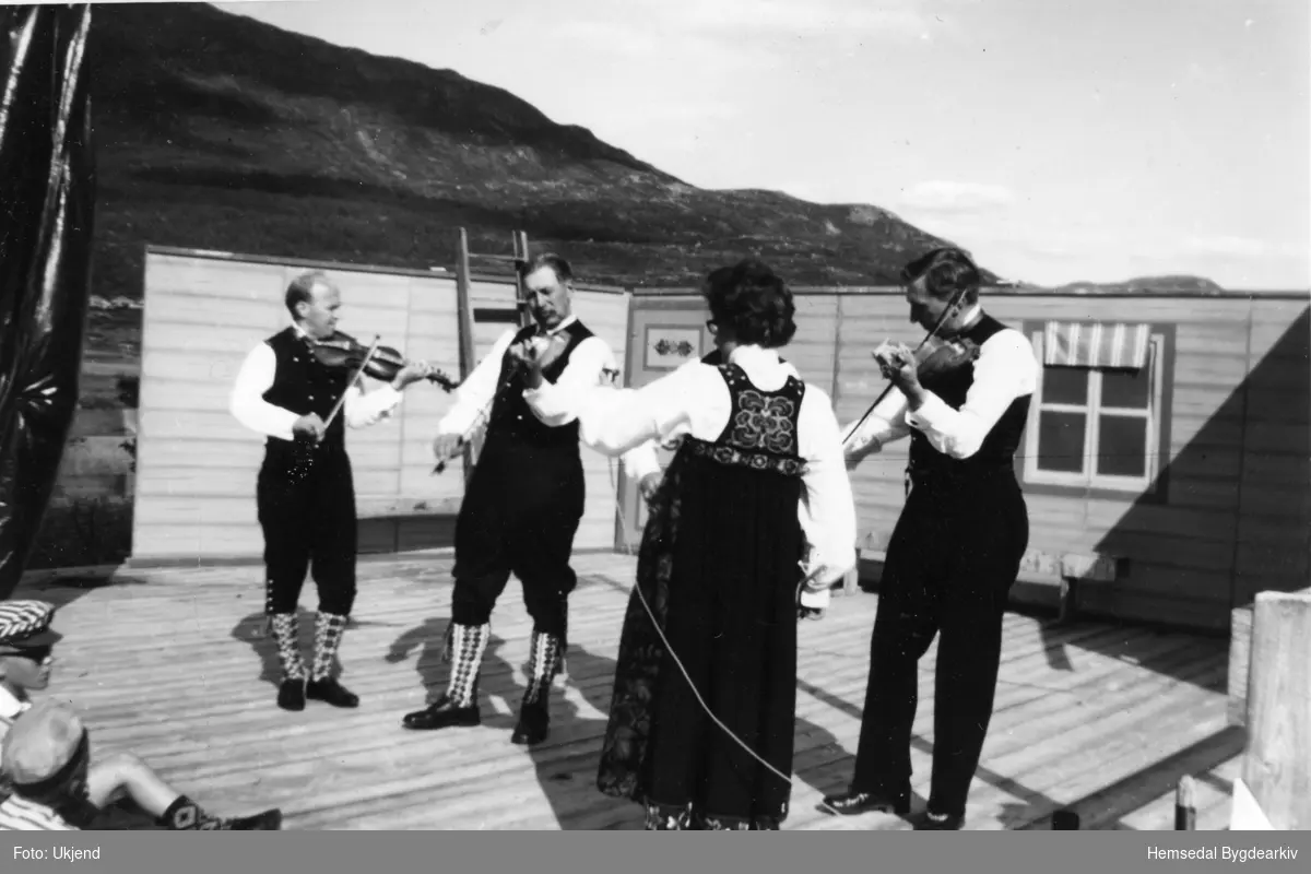 Meisterspelemannen Odd Bakkerud til høgre. Dei to andre er frå venstre; Konrad Fausko og Gunnar Haugen. Frå "Fjelldansen" i Holdeskaret 1965.