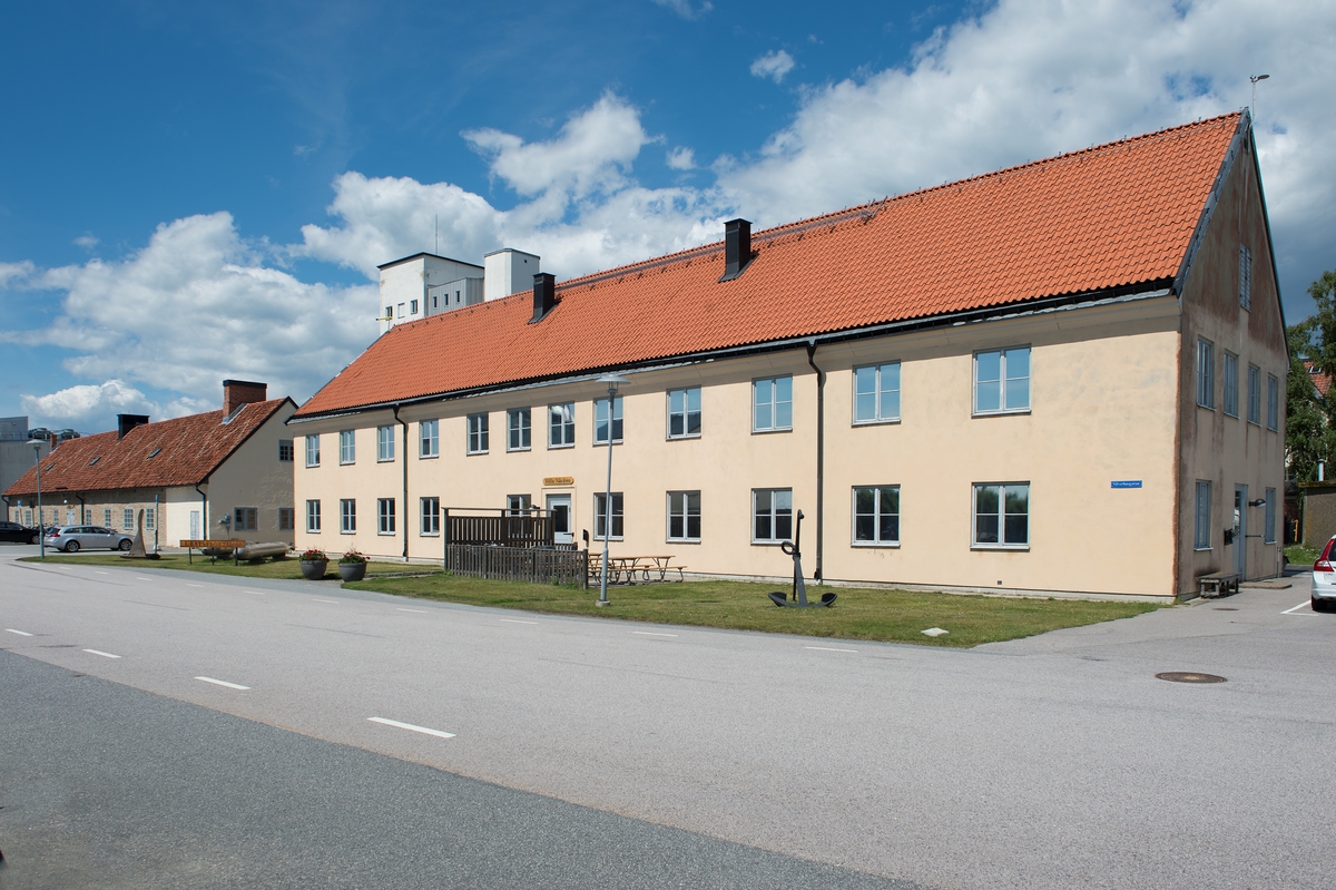 Fotodokumentation av byggnader på Marinbasen i Karlskrona. Främre byggnaden, byggdes för ubåtsdivisionen - Villa Näcken. Bortre byggnden var proviantbod för flottans fartyg - Cisternskulet.