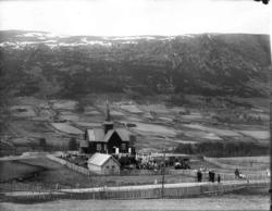 17. mai ved Skjåk kyrkje 1910-1914.  
Reppen i bakgrunnen