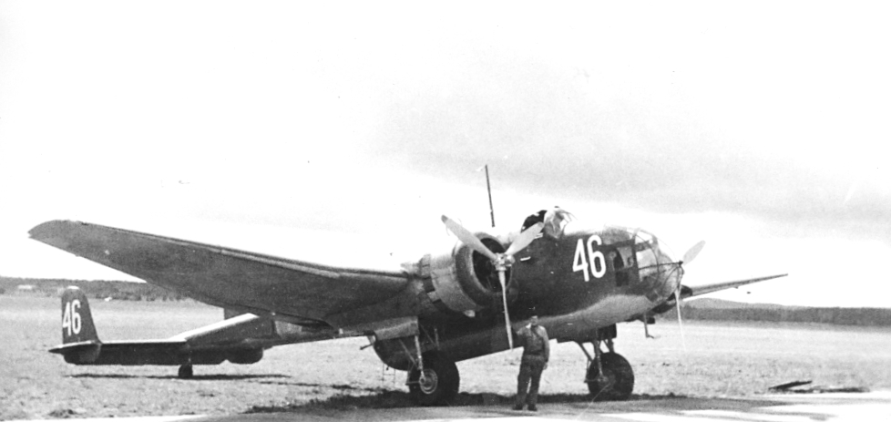 F6 Karlsborg 1940. Gästande Handley Page HP 52 Hampden (P5). Planet var från början avsett som torpedflygplan (en "påtvingad" beställning av 12 flygplan i bombversion som resulterade i leverans av endast 1 flygplan 1938). Planet fick heta allt från flygande resväskan eller stekpannan, till det flygande grodynglet. Planet var i flygvapnets tjänst till 1945, då det såldes civilt till SAAB och fick beteckningen SE-APD. Avregistrerades (skrotades) 17/11 1947. Albumet är en del av en donation från Karl-Axel Hansson, Karlsborg. Förteckning över hela donationen finns i albumet samt som Word-dokument.