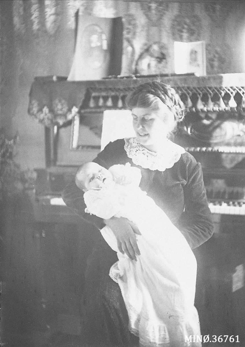 Mor og barn - Thea og Eyolf Kleven