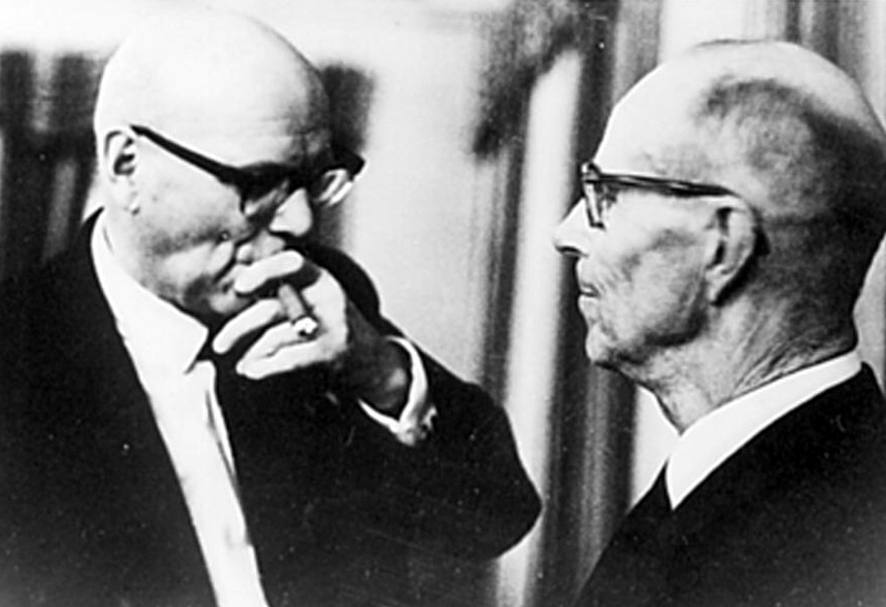 President Kekkonen samtalar om nutida förhållanden i Värmland med finsktalande Karl Persson Röjdåfors på gammal savolaxfinska efter monumentavtäckningen vid banketten på Statshotellet i Karlstad 16/6 1967.