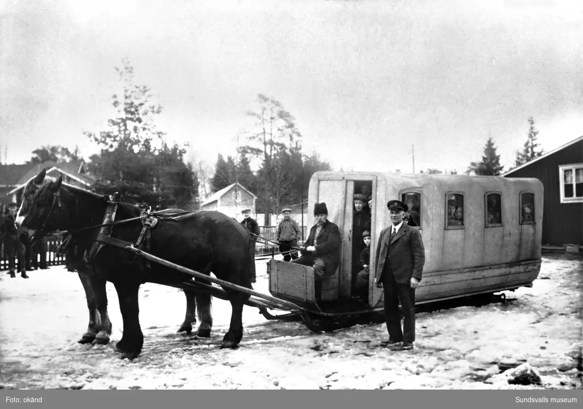 Hästdragen omnibuss på medar som gick mellan Njurundabommen och Kubikenborg (ändhållplatsen för spårvagnen). Kusken heter Johan Hallén. Åkaren och ägaren Johannes Svensson till höger. Bilden är en rekonstruktion från 1930-talet då vanliga bussar tagit över transporterna.

På tjugotalet ordnade åkaren Johannes Svensson busstrafik på vintrarna och Helge Björk byggde en av de första diligenserna åt honom. Den kördes av parhästar, var täckt med en presenningsduk och hade en längd av 8 meter. I ena hörnet stod en fotogenkamin. Kusken satt utanför på kuskbocken och inne i vagnen rymdes c:a 18 passagerare. En tung last när det var dåligt vinterföre.