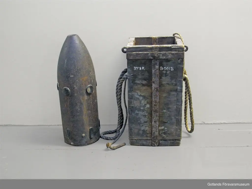 "Rysk bomb"
I trälåda.

Från Rysk-Turkiska kriget.
15 cm granat med tillhörande träfodral från ett strandat ryskt örlogsfartyg utanför Fårö