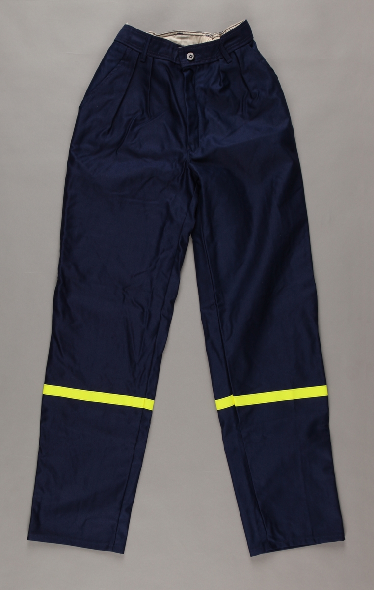 Blå bukse med gult refleksband rundt begge bein. Brukarinformasjon trykt på kraftig papir heng på. Storleik 44