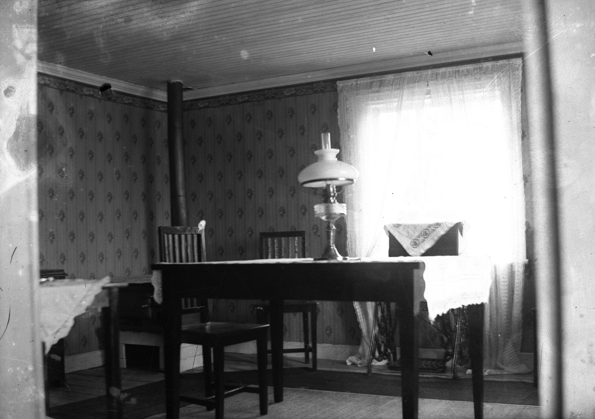 Interiör, bord med fotogenlampa.