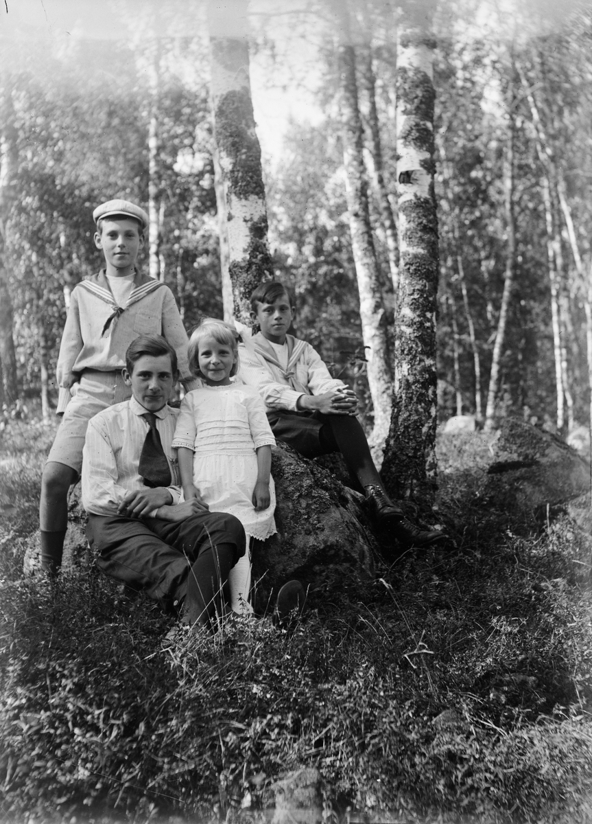 Ruben och Christiane Liljefors barn, Alf, Roland, Ingemar och Marit ute i skogen, sannolikt i Sverige