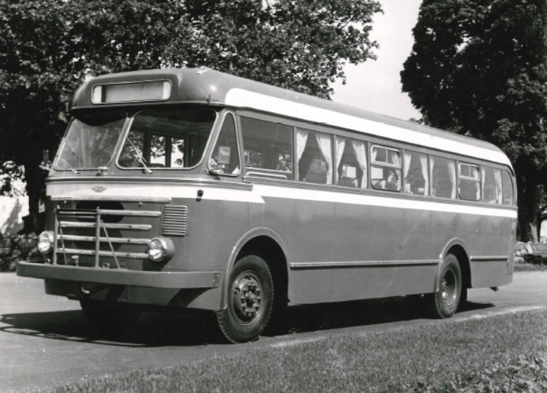 Her er den første lettmetallbussen som JVB anskaffet fra VBK. Det var en Volvo B 617 reg. i juli 1956 og hadde 33 sitteplasser. Reg.nr. E-15541.