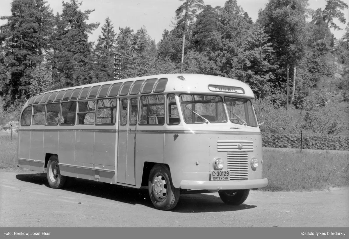 Buss med kjennetegn C-30129, Commer, bygd på Krapfoss Karosserifabrikk, Moss.
C-30129 var en Commer Avenger, 1952-modell, som tilhørte rutebileier Arve Johansen Kværnhaugen, Årnes i Akershus.

Krapfoss Karosserifabrikk gikk konkurs ca. 1934. Iflg. Bussbasen til Rutebilhistorisk Forening er bussen bygd på Auto-Karosserifabrikken, Kambo.