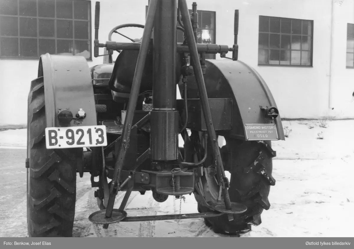 Traktor med bilkjennetegn B-9213 utenfor Norsk Viftefabrikk A/S i Moss. Traktorens motor: Osmond Motor AS, Pilestredet 75 c, Oslo.
Norsk Viftefabrikk A/S etablert 1912 på Bryn i Oslo og (fra 1948 eller tidligere) fabrikk i Moss. Det ble produserte vifter og lufttekniske anlegg.
