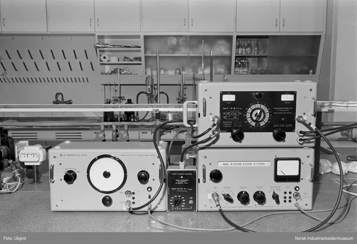 Apparat for måling av elektriske egenskaper i PVC. Forskningslaboratorium.
