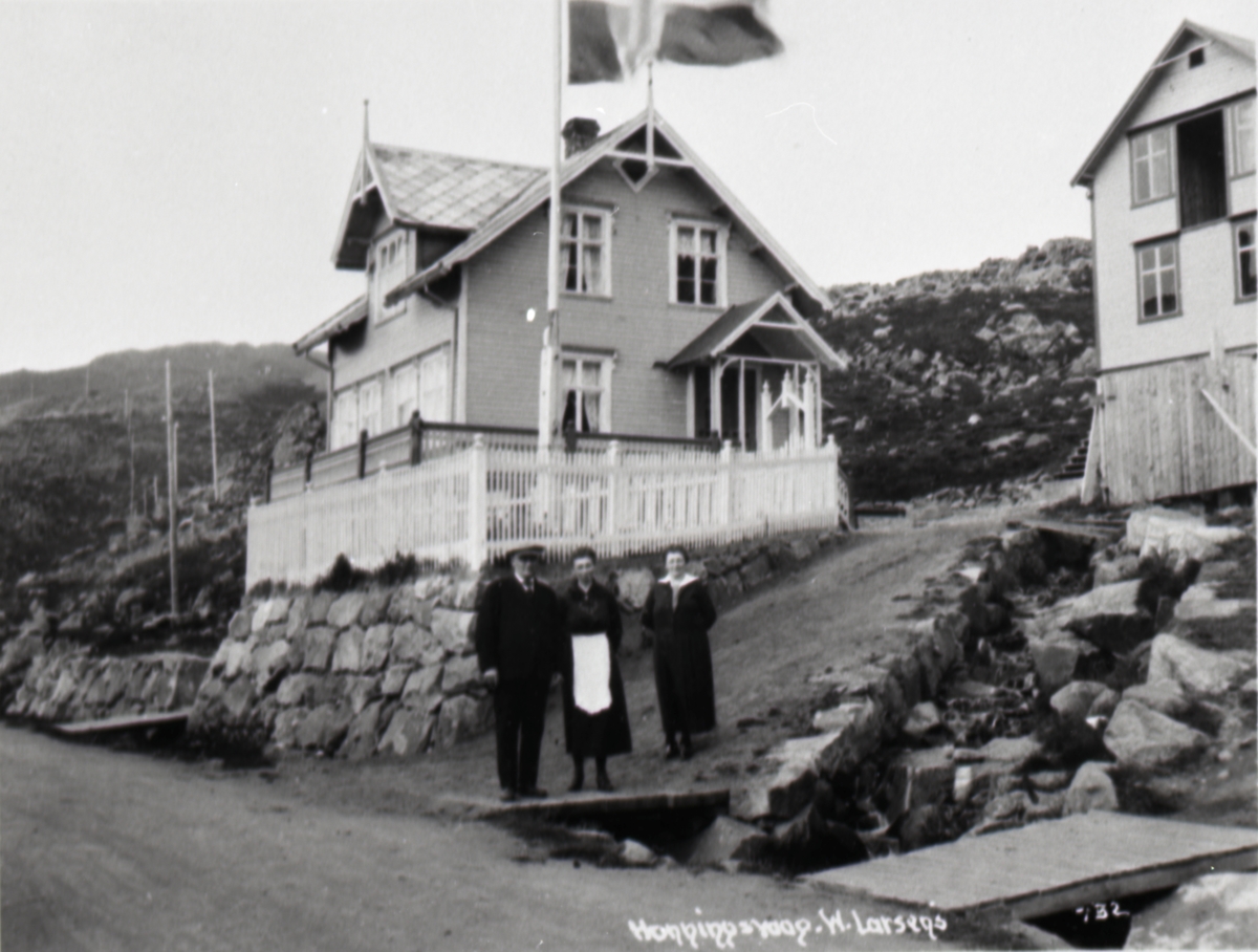 Honningsvåg, Storbukt. En mann og to kvinner foran huset til Waldemar Larssen. 1923.