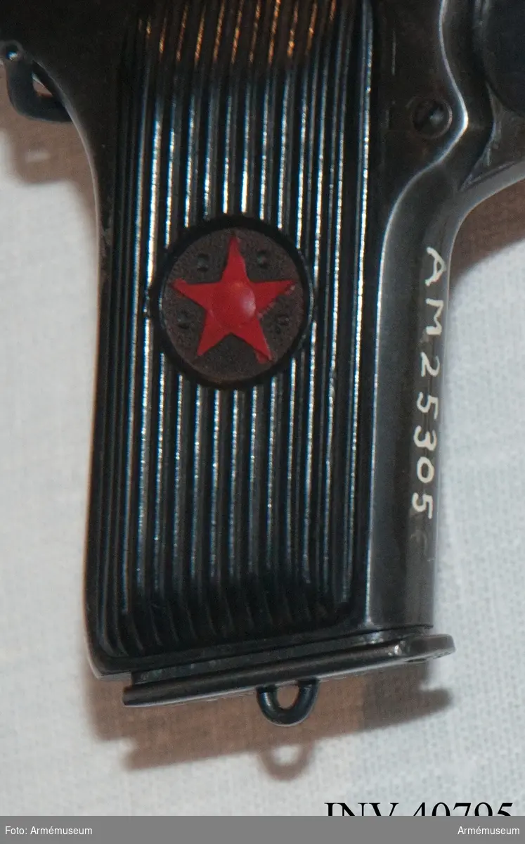 Grupp E III.
Magasin till automatisk pistol m/1930. Magasinet rymmer åtta patroner.