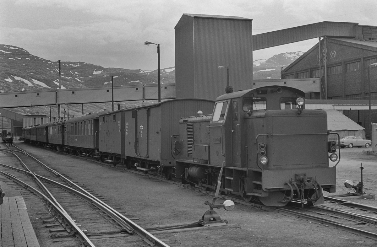 Sulitjelmabanens diesellokomotiv SAULO med mange av Sulitjelmabanens personvogner på Lomi.