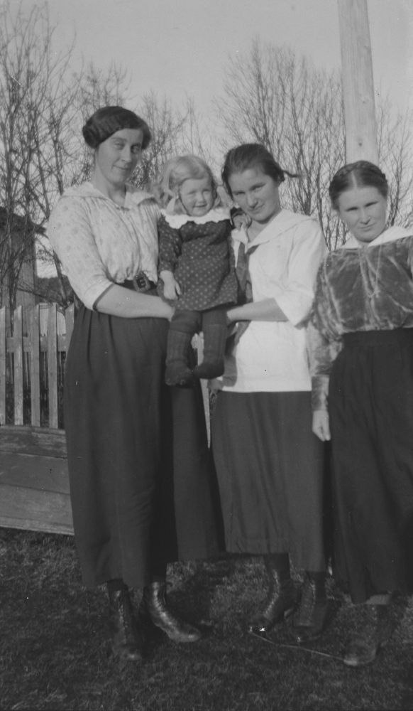 Mathilde Nordås, Nelly Øyen, Ruth Bakke og Marta Nordås på besøk hos Ingrid og Lars Øien i 1920