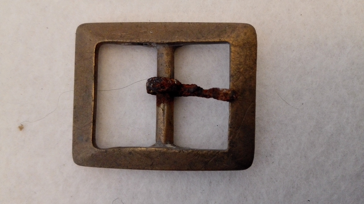 Form: Avlang og firkanta.
1 jernspænde.

Spænde som foregaaende, men av metal.

Kjöpt av landhandler Theodor Lindström, Lærdal. 