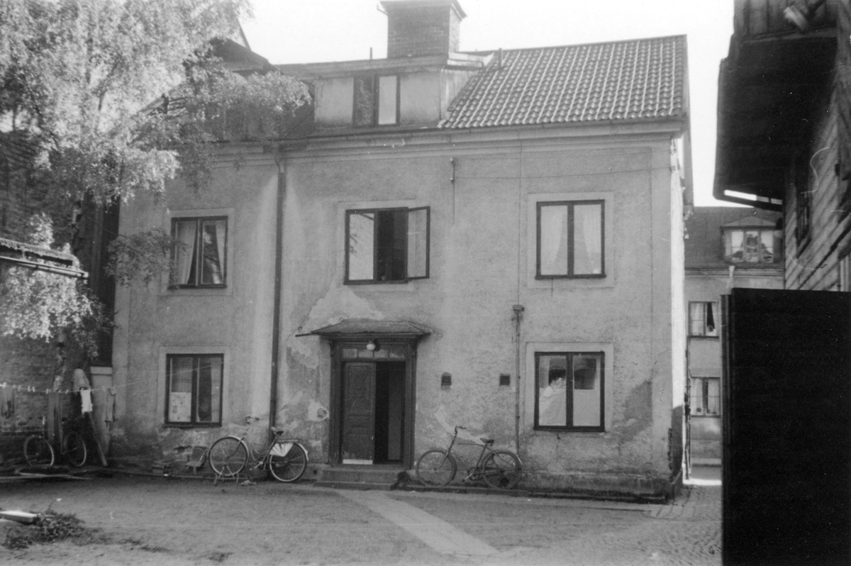 Gårdsinteriör från Repslagaregatan 23 i kvarteret Tunnan, Norrköping. Bostadshus från första delen av 1800-talet. Byggnaden bestod av fyra enrumslägenheter med kök i två plan. Se bifogad ritning för detaljer. Fotografiet taget i samband med rivningsansökan 1953. Vy mot sydost.