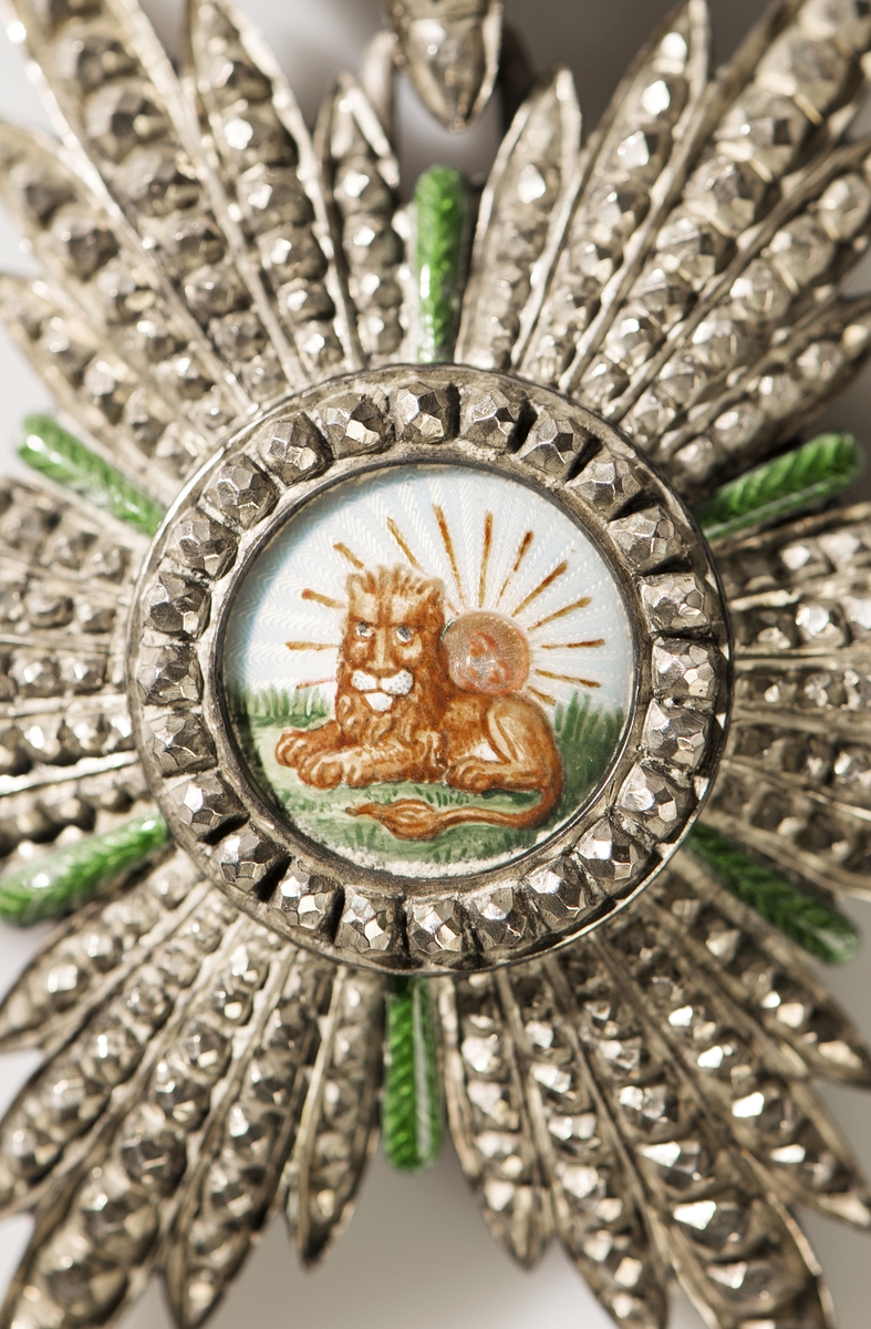 Ordenstecken med grönt ripsband. Lejon och solorden från Persien.