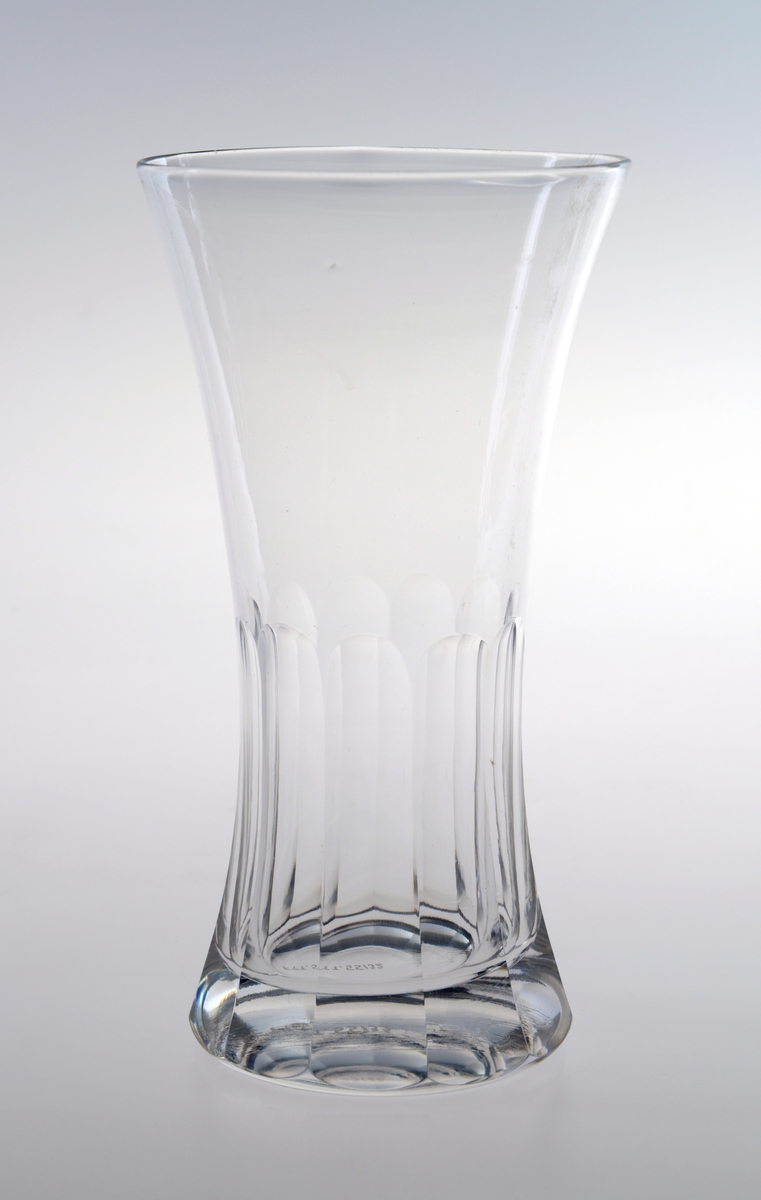Drikkeglass med sylinder form fra bunnen og konisk form på øvre del. Fasettslipt ved bunnen. Konisk form starter der den fasettslipte delen slutter.