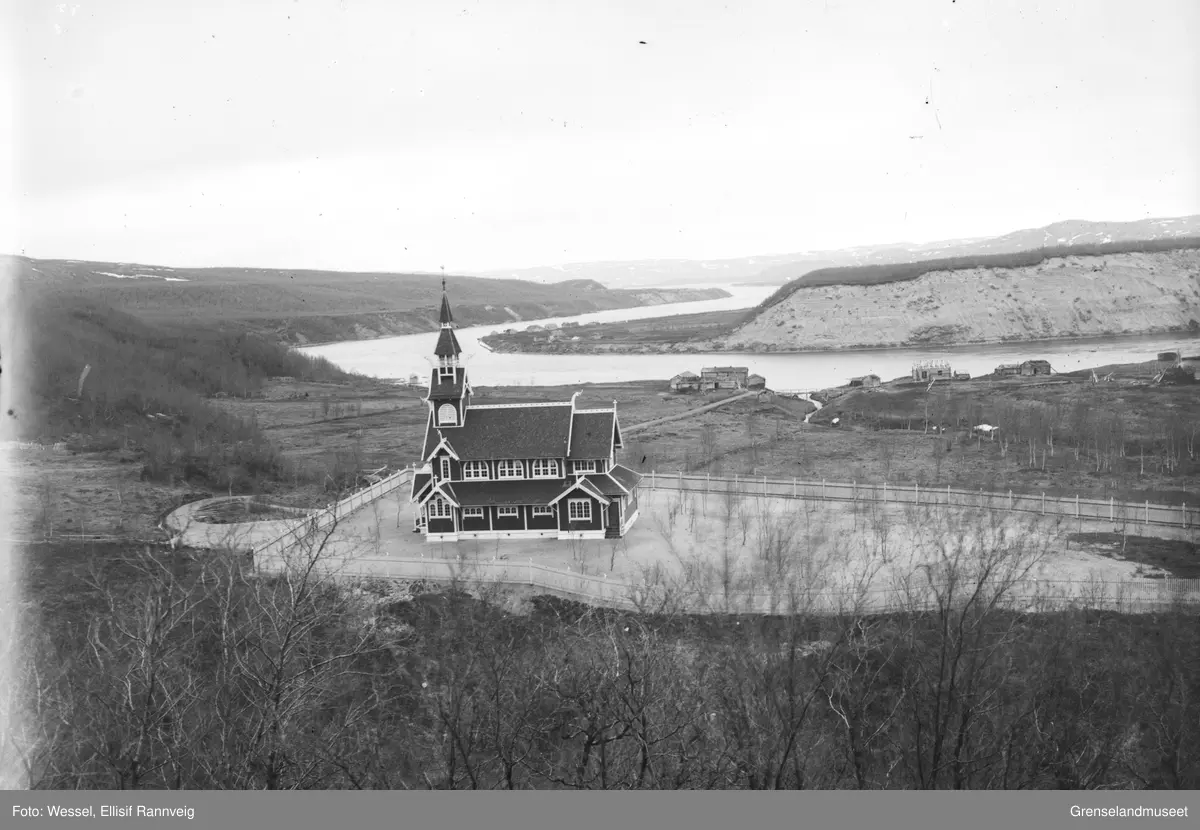 Neiden kirke med Neidenelva i bakgrunnen 1902 - Grenselandmuseet ...