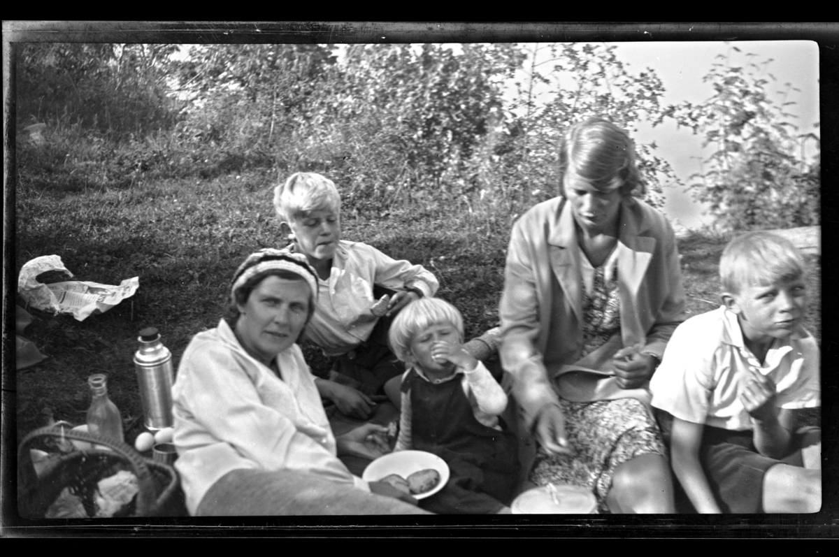 Piknik på Ula i Vestfold. Fra venstre Hilda Sundt med sønnene Rolf Jr. og Lars Peter og Lilly Mostue med sønnen Arne. Fotografert 1932.