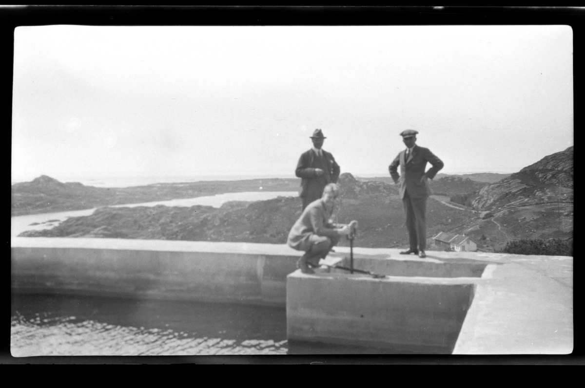 Finn Sundt, Bjarne eller Peter Sundt og Johan Buratti ved vannbassenget på Varbakk, Farsund. Fotografert mai 1928.