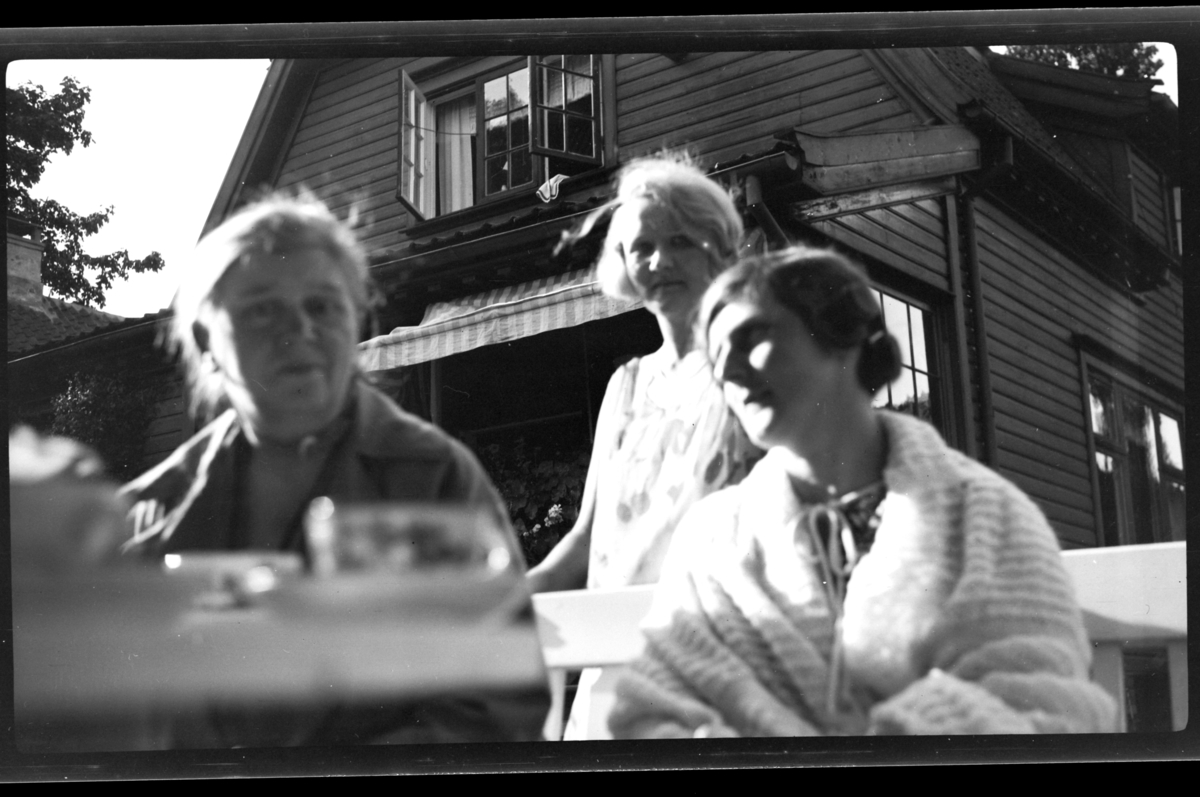 Sofie Edvardsen, Julie Cecilie (Essemor) Sundt og Hilda Sundt sitter foran et hus i Stavern. Fotografert 1927.