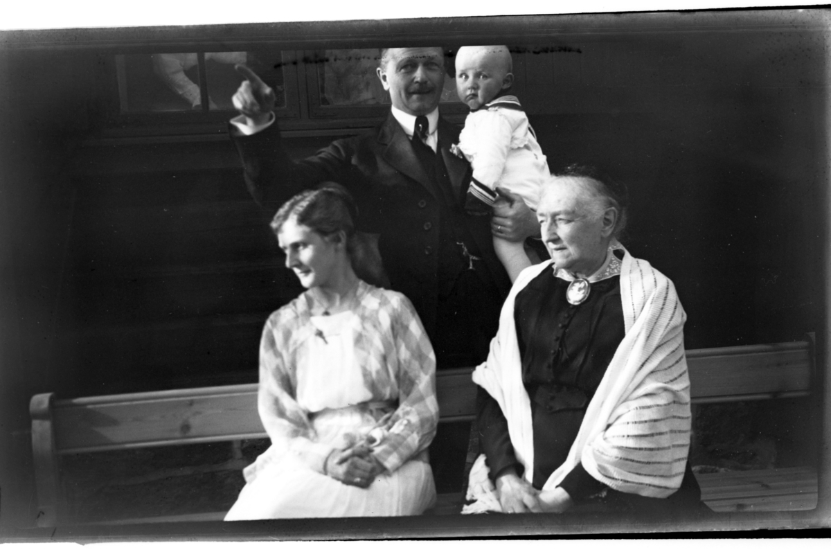 Julius sitter på armen til sin morfar Julius Thaulow Aubert bak sin mor Hilda Sundt og oldemor Hilda Aubert foran Villa Knyggen. Fotografert 1918.