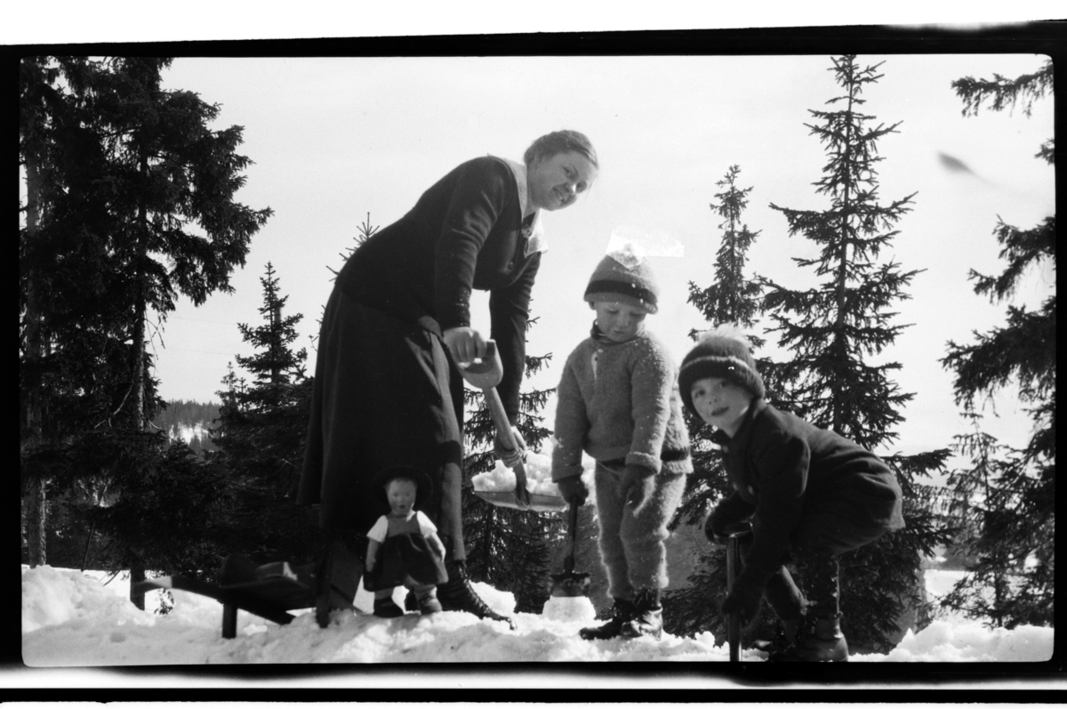Julius Sundt og Didrik Zernichow leker sammen med en ukjent dame i snøen, Villa Knyggen. Fotografert 1920.