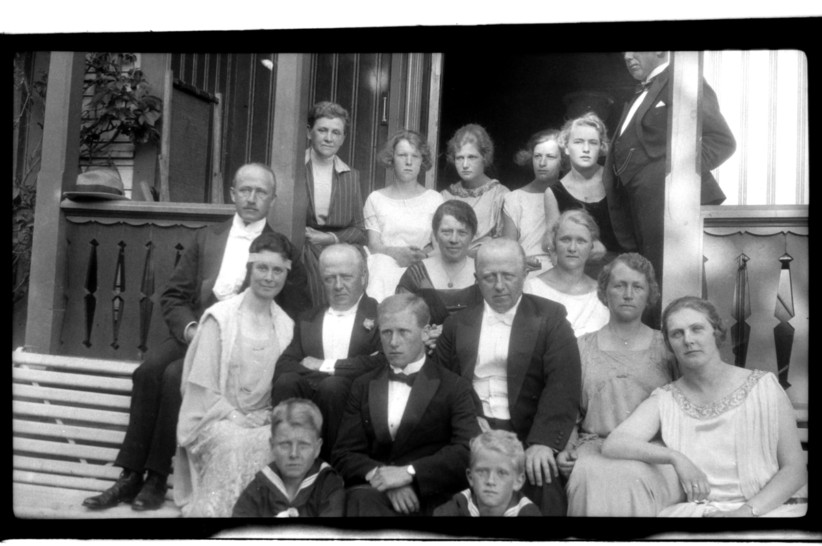 (Bakerst fra venstre) Sofie Edvardsen, Allis og Evie Sundt, ukjent person, Gerda, Lauritz, (3. rad fra venstre) Rolf sr., Sigrid, Julie Cecilie (Essemor), (2. rad fra venstre) Elisabeth, Trygve, Halfdan. Rebekkat, (foran fra venstre) Bjarne T., Peter , Bjarne H. og Hilda Sundt feirer trillingenes 50-årdag, Stavern. Fotografert 12. august 1923.