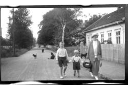 Hilda Sundt med sine sønner Julius og Rolf jr. i en gate, St