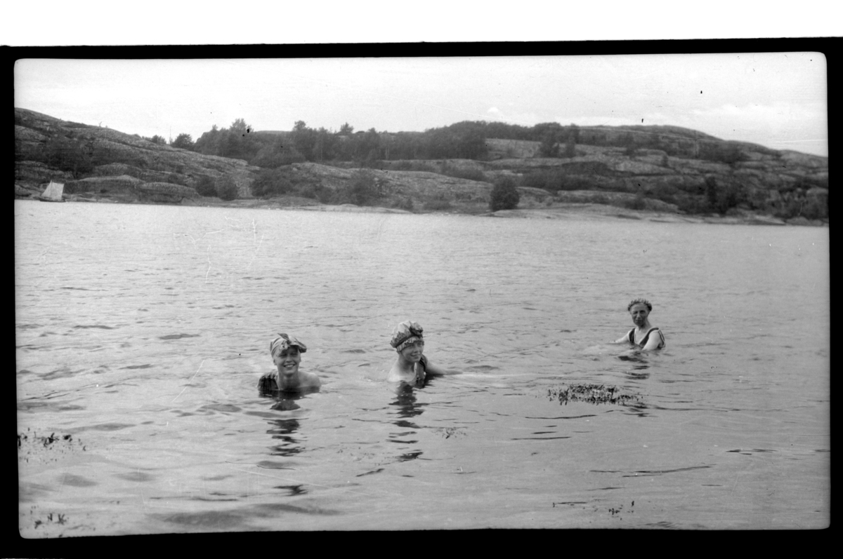 Tre ukjente damer bader, Hvasser. Fotografert 1917.
