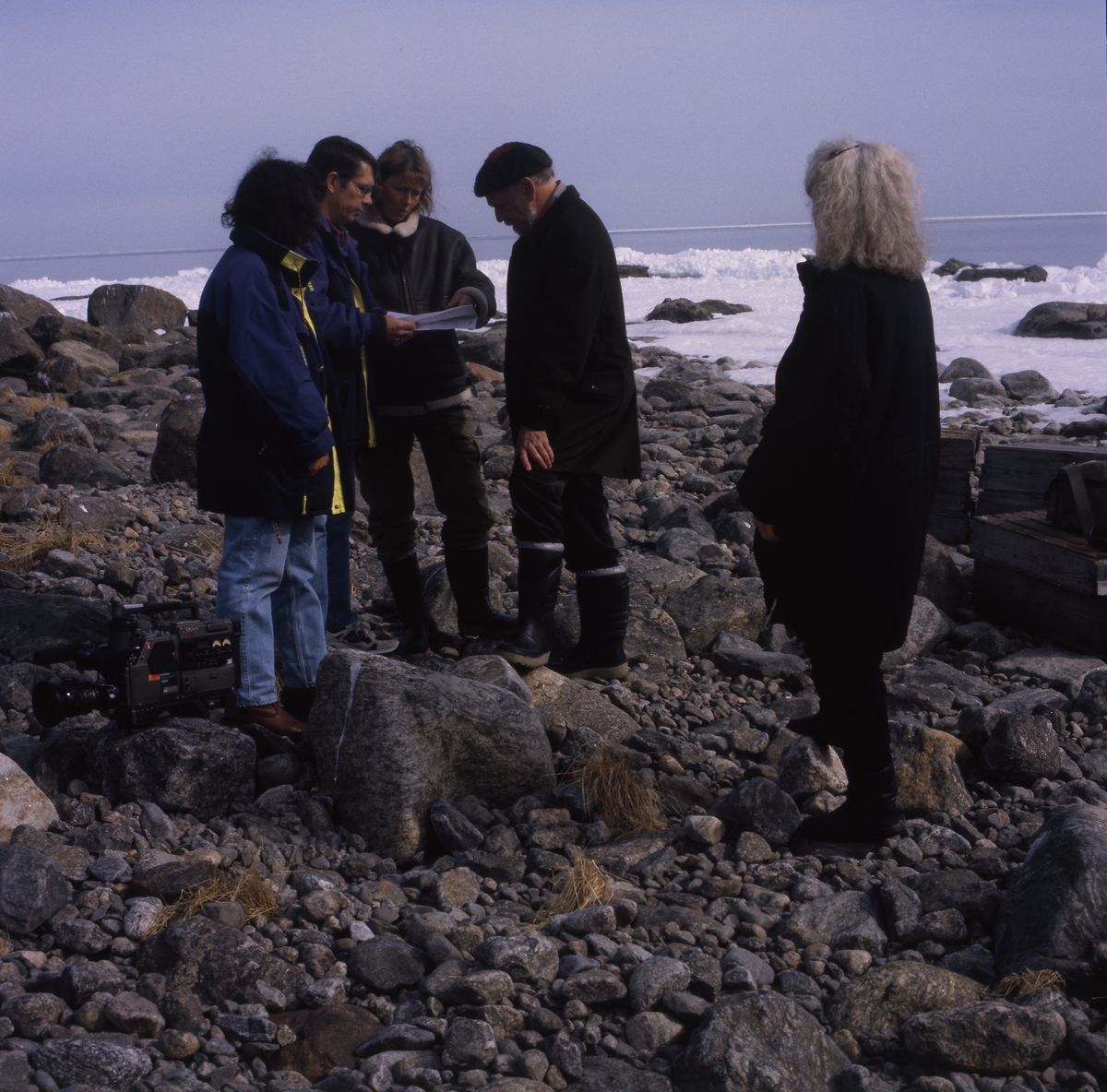 Inspelning av TV-programmet "Mitt i naturen" på Lörudden, Njurunda 15 april 1996. Programmet handlade om naturen i Sverige och världen och startade 1980. Här står Tv-teamet samlat och diskuterar.