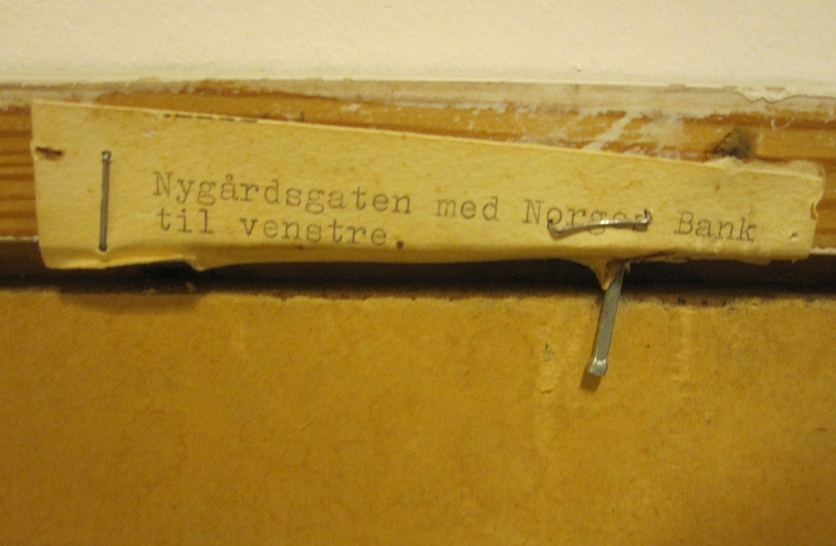 Påskrift på baksiden: Nygårdsgaten ved Norges Bank.