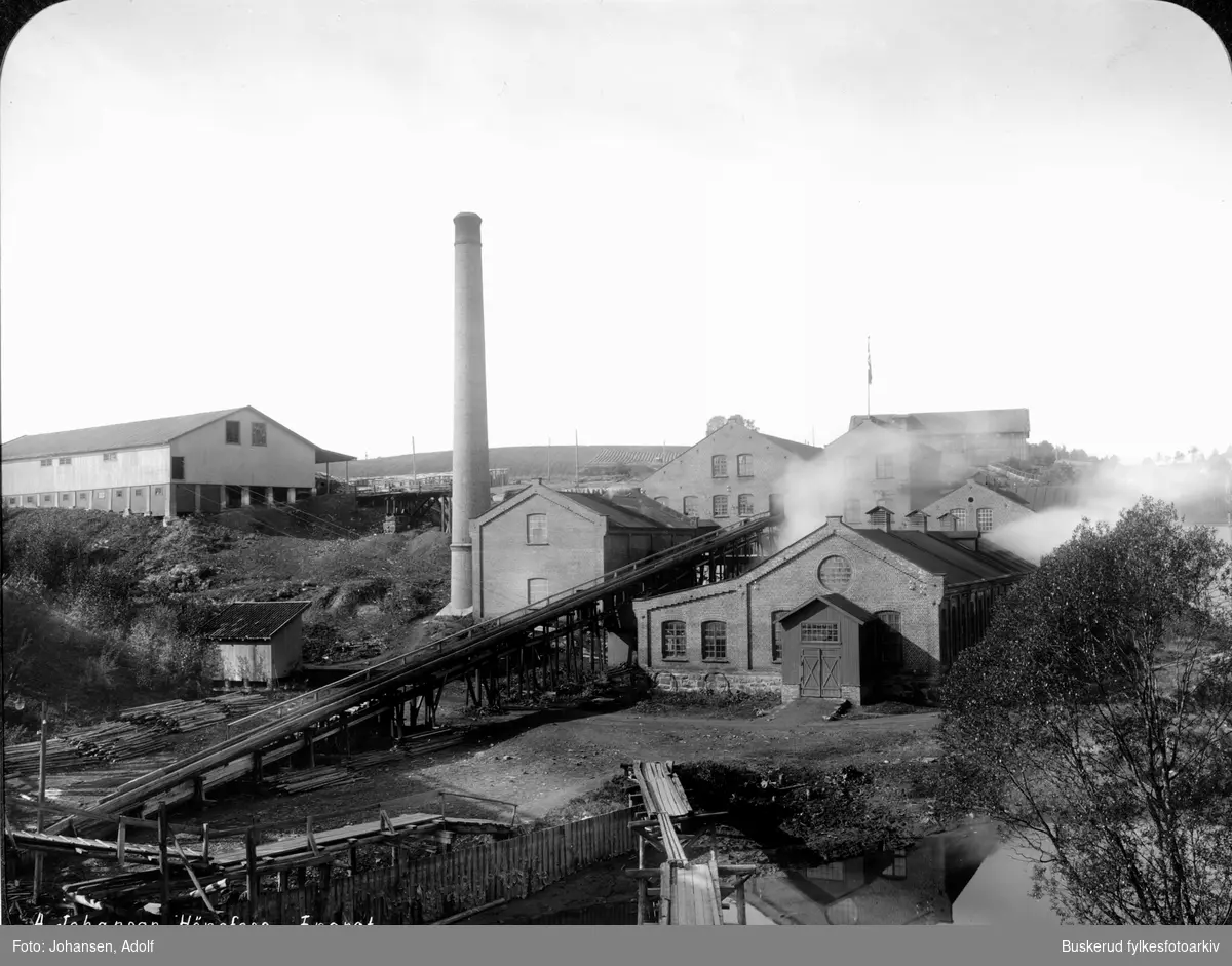 Skjærdalens bruk ved Tyristrand
Tyristrand i Ringerike, norsk papirfabrikk grunnlagt i 1906. Fem papirmaskiner og konverteringsavdeling for papirvarer. Årskapasitet ca. 9000 tonn kreppet papir og spesialpapir.