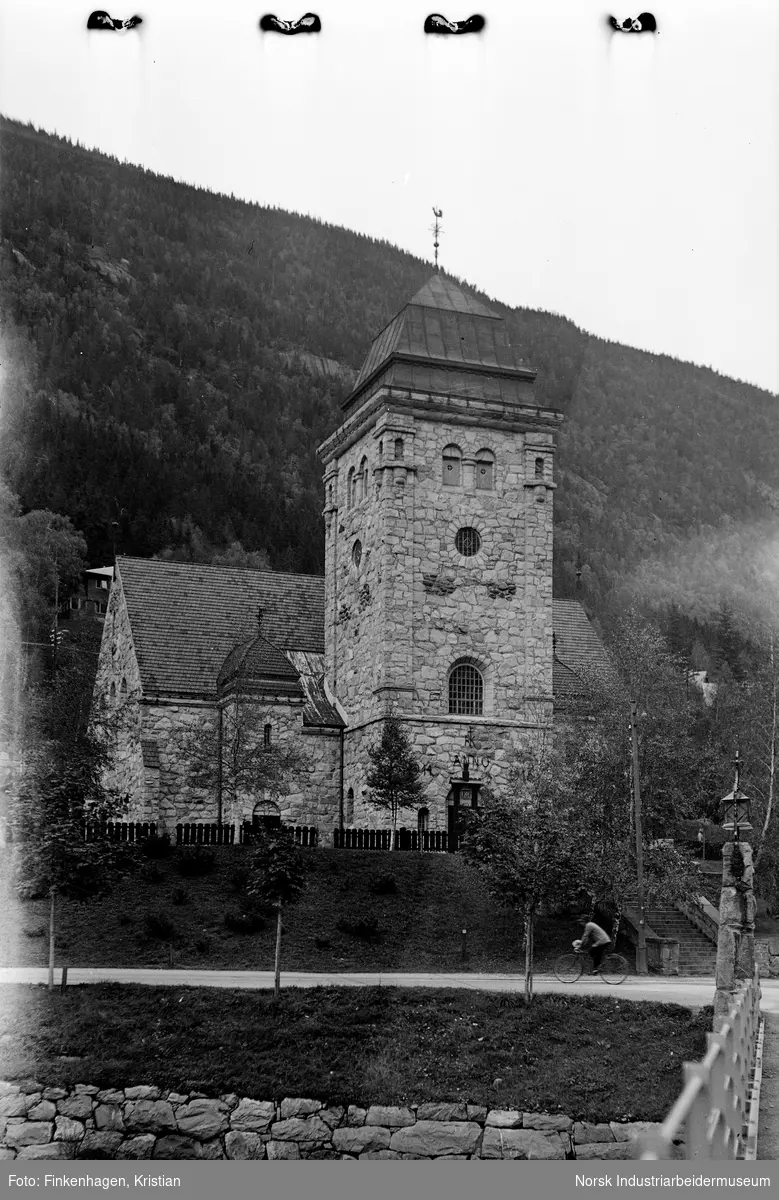Rjukan kirke fotografert fra Mæland bro.