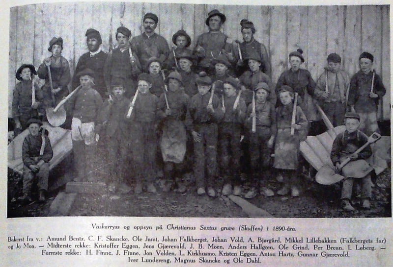Vaskarryss ved Christianus Sextus gruve i 1890-åra. Johan Falkberget nr. fire fra venstre bakerst.