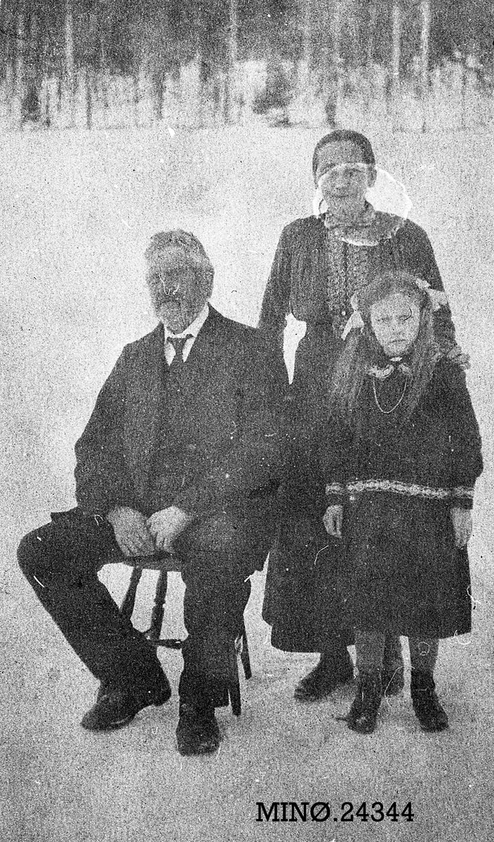 Familiebilde -Marit og Hågen Tømmeråsen og Jenny Haldos