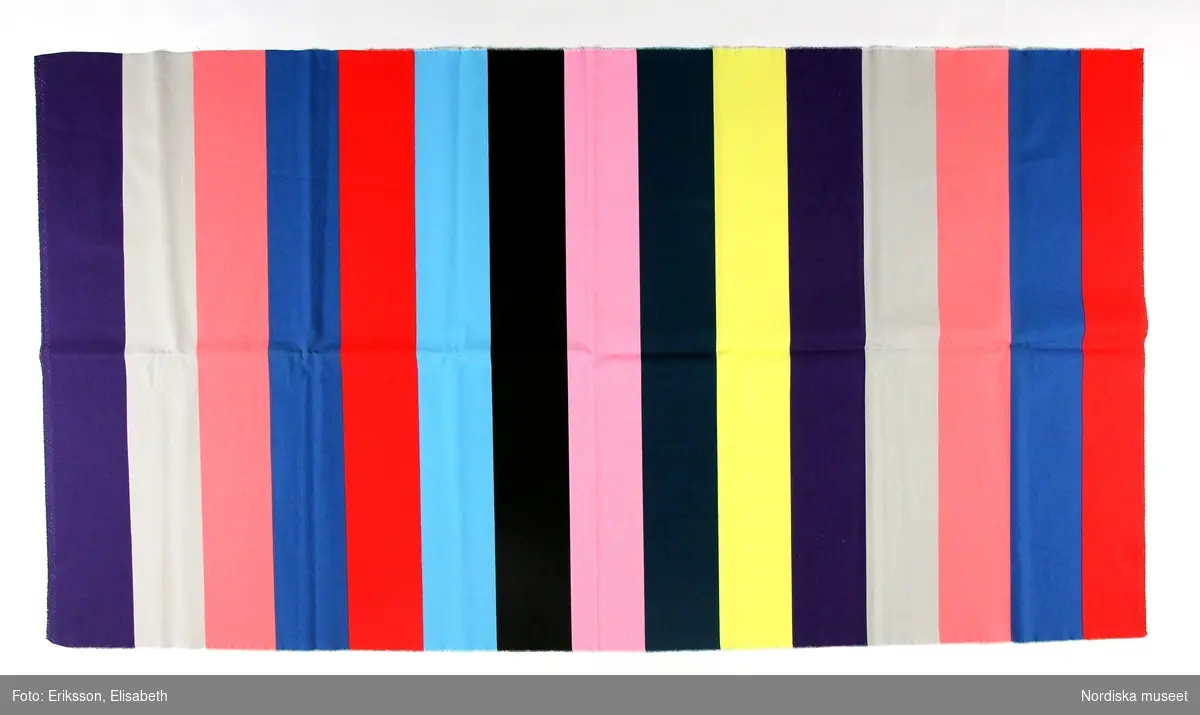 Mönster Avbilda, tryckta 10 cm breda ränder i rött, blått, rosa, grått, lila, gult, grönt, svart och ljusblått.
Formgivare Synnöve Mork.