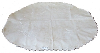 Duk av vit bomullsväv med broderier samt langetterad, vågig kant.