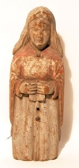 Stående kvinna, iförd gyllene blåfodrad mantel och livklädnad i guld. Högra armen hänger efter sidan och vänster hand är förlorad. Helskuren, målad även på baksidan.