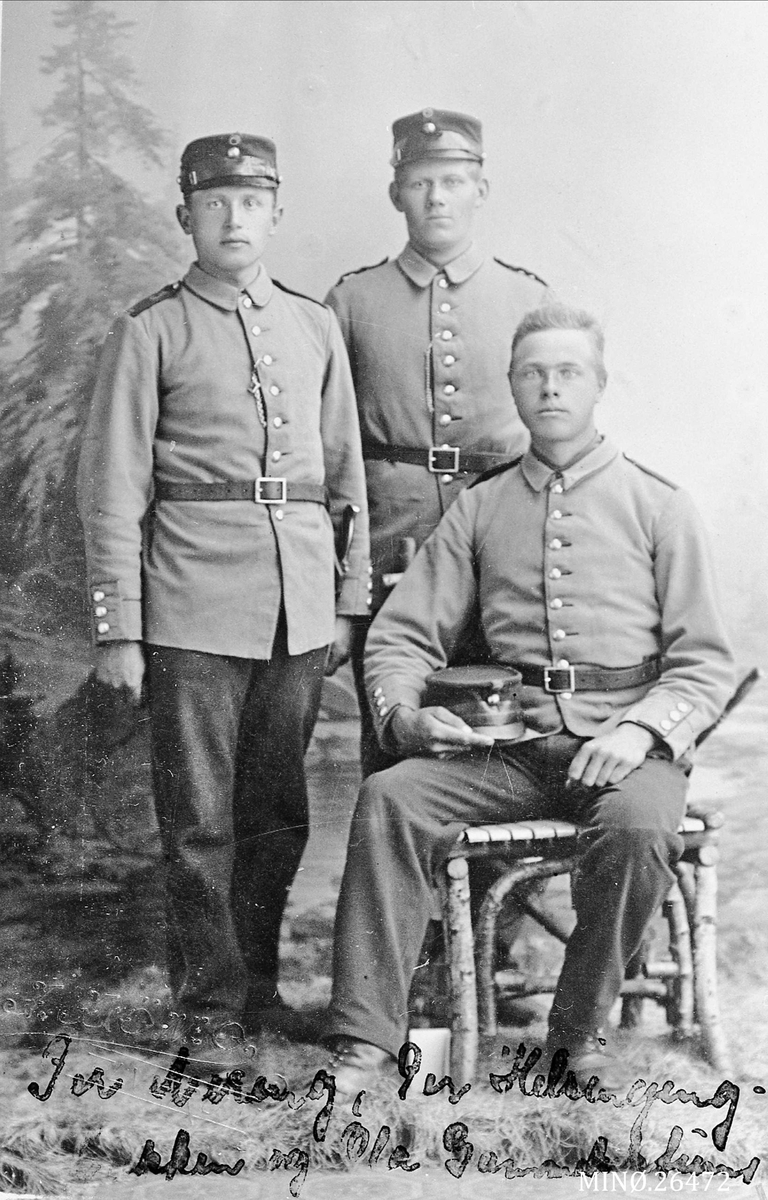 Personer, Uniform. Menn. fv. Per Nereng f. 29. 8. 1883. Per Helsingeng f. 3. 3. 1884. Ola Gammelutstumoen f. 27. 7. 1883. 